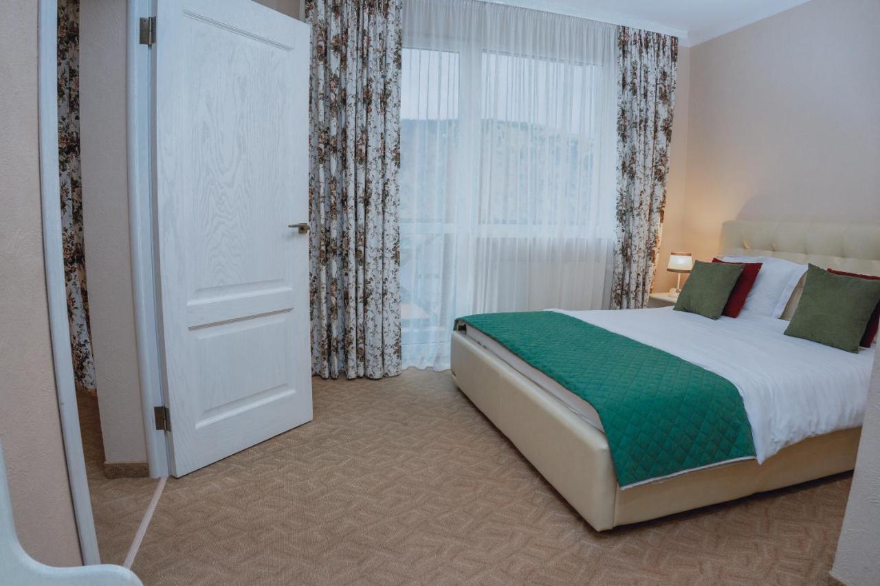 Hotel&Restaurant Premium Club ยาเรมชา ภายนอก รูปภาพ