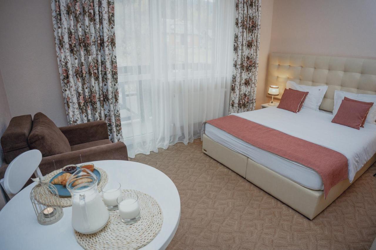 Hotel&Restaurant Premium Club ยาเรมชา ภายนอก รูปภาพ