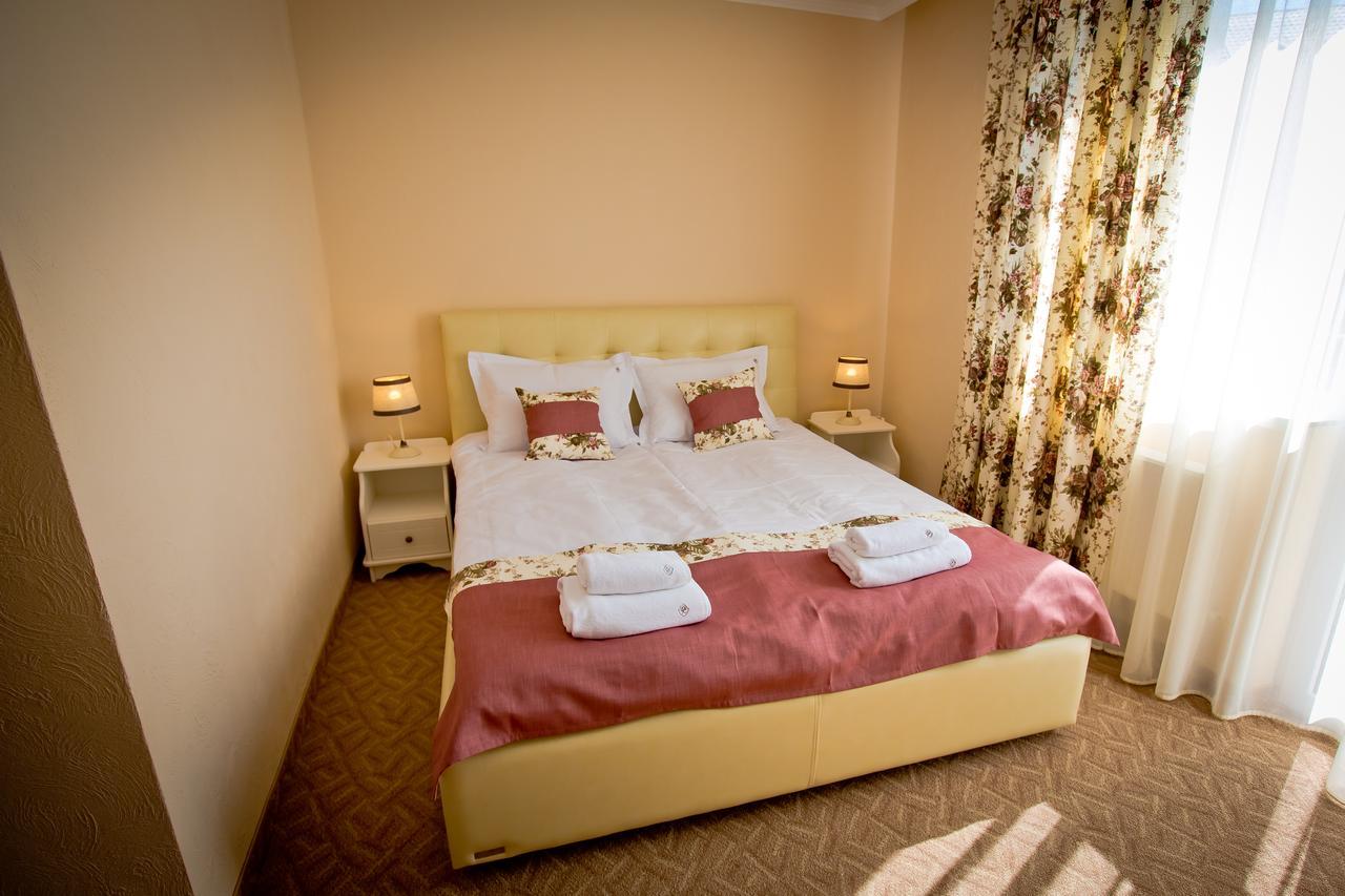 Hotel&Restaurant Premium Club ยาเรมชา ภายนอก รูปภาพ